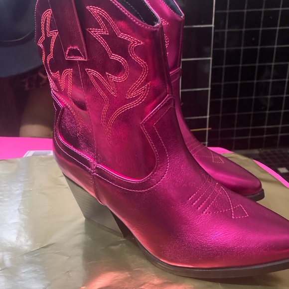 Two sizes available, Us size 8.5.Right toe scuffed pictured. - Picture 2 of 4